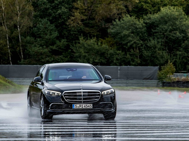 aquaplaning-gefahr-starkregen-autoreifen.jpg Bild aquaplaning-gefahr-starkregen-autoreifen.jpg